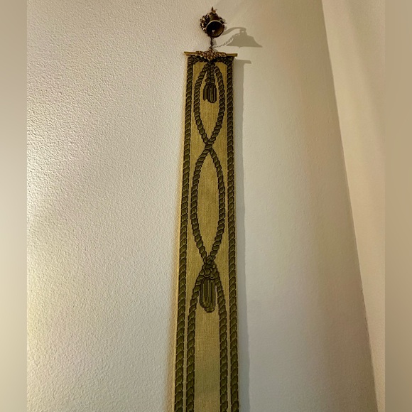 Vintage 1960’s Hand Needlepointed Tapestry Bell Pull with Ornate Brass Hanger - Picture 3 of 17